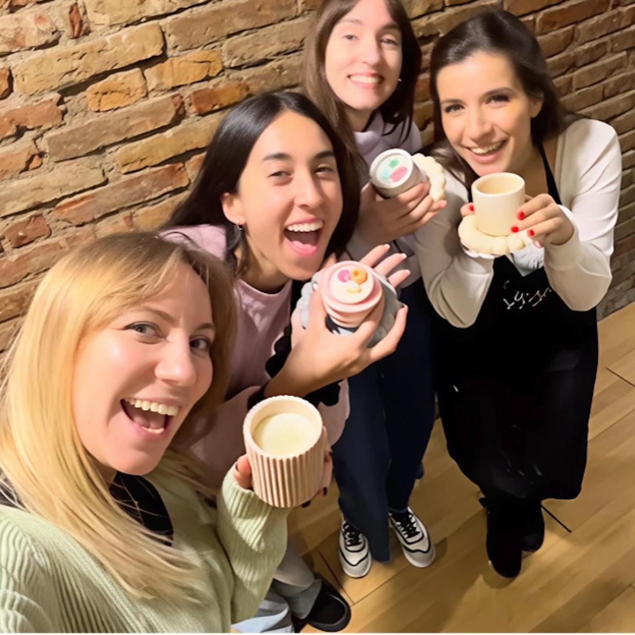 Taller de velas y participantes felices