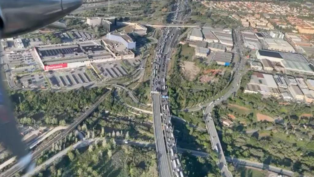 Cortada la AP-7 en Barberà del Vallès