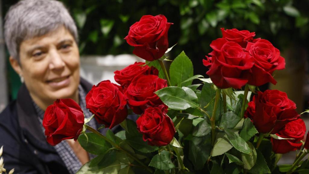Una persona trabaja en Mercabarna-Flor donde se prevé, para este Sant Jordi, que se vendan alrededor de siete millones de rosas, cuya procedencia será mayoritariamente extranjera