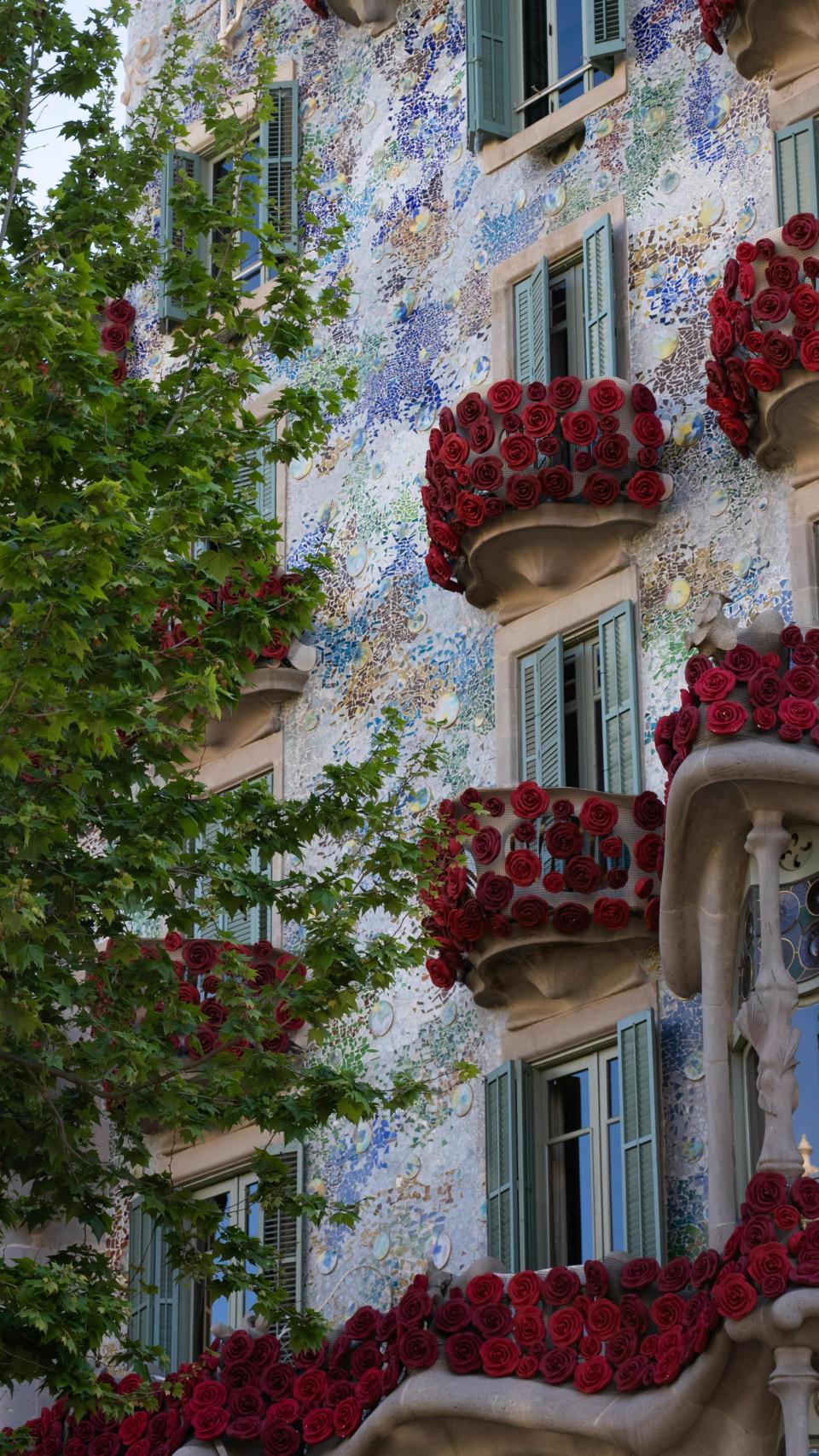 Casa Batlló adornada de rosas por San Jordi