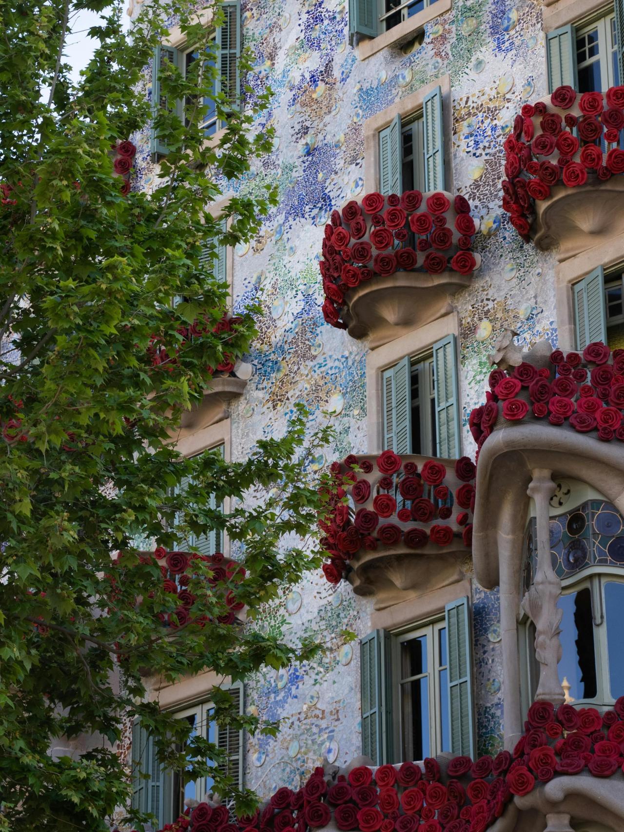 Casa Batlló adornada de rosas por San Jordi
