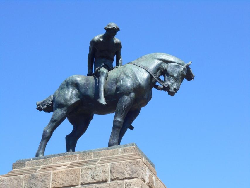 Escultura de San Jordi en Parc de Montjuïc