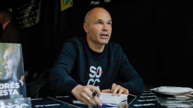 El exfutbolista Andrés Iniesta firmado su libro 'La mente también juega' en Barcelona durante la diada de Sant Jordi