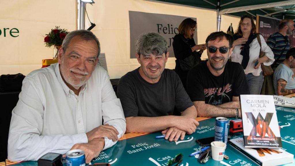 Carmen Mola, durante la firma de libros en la supermanzana literaria de Barcelona por Sant Jordi 2025
