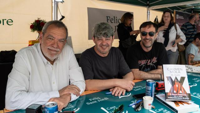 Carmen Mola, durante la firma de libros en la supermanzana literaria de Barcelona por Sant Jordi 2025