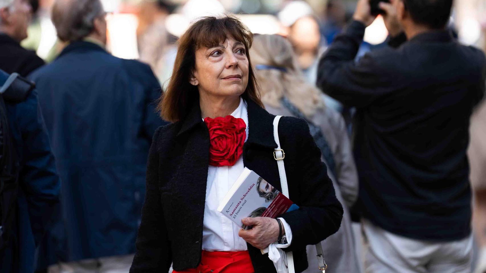 Mujer con colgante de rosa y libro en mano en Sant Jordi 2025