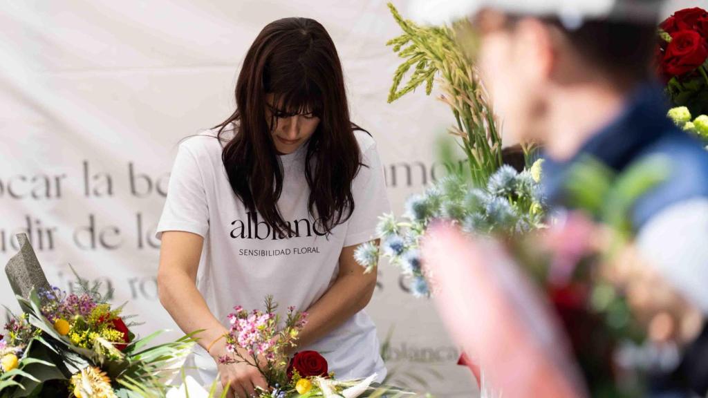 Una mujer, en una parada de venta de rosas durante Sant Jordi