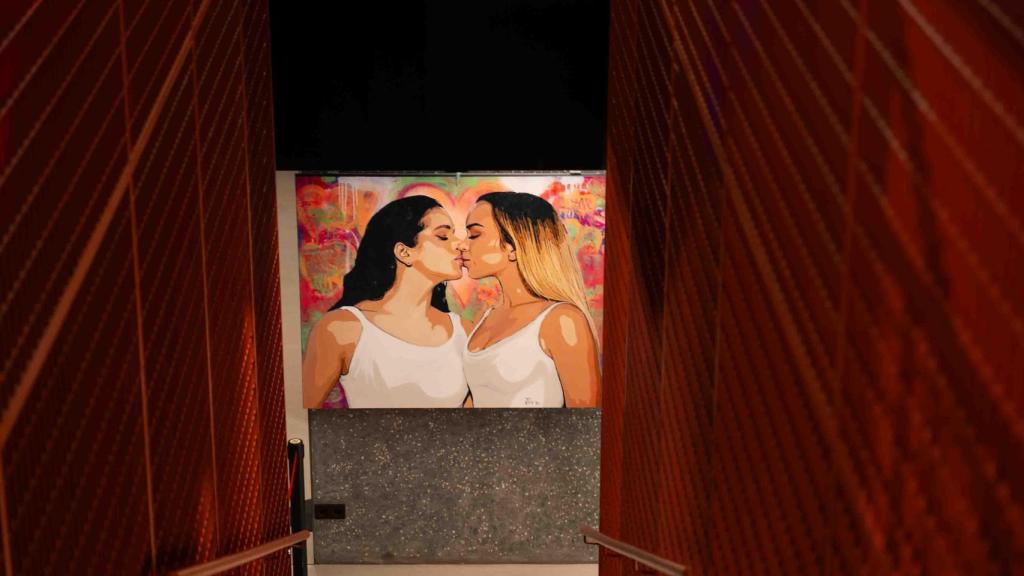 Beso de Rosalía y Bad Gyal en Casa Seat