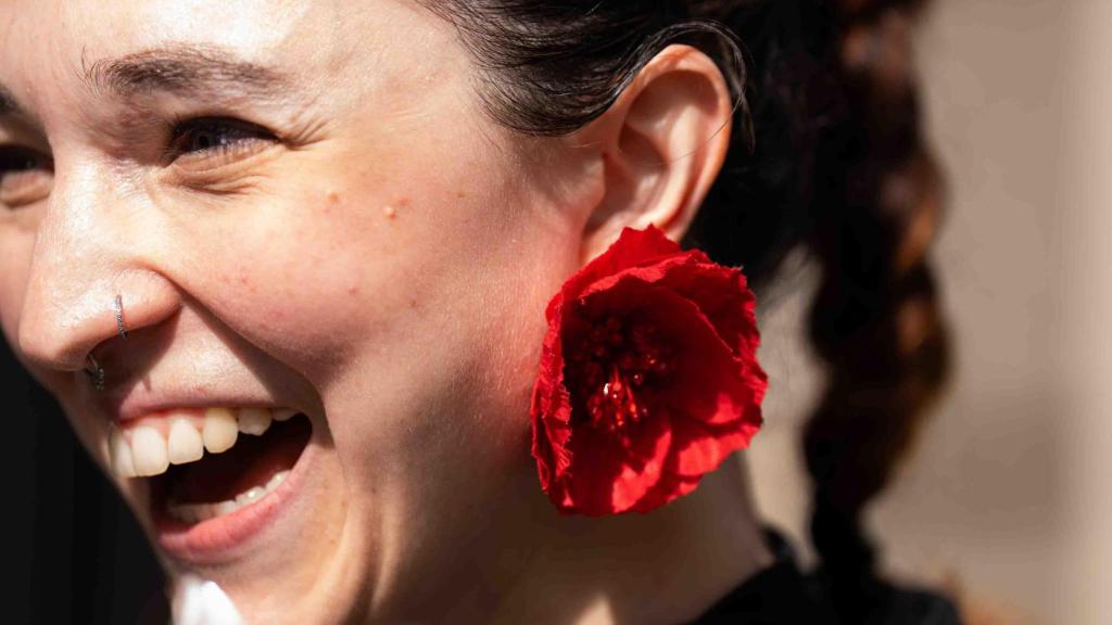 Mujer con pendiente de rosa