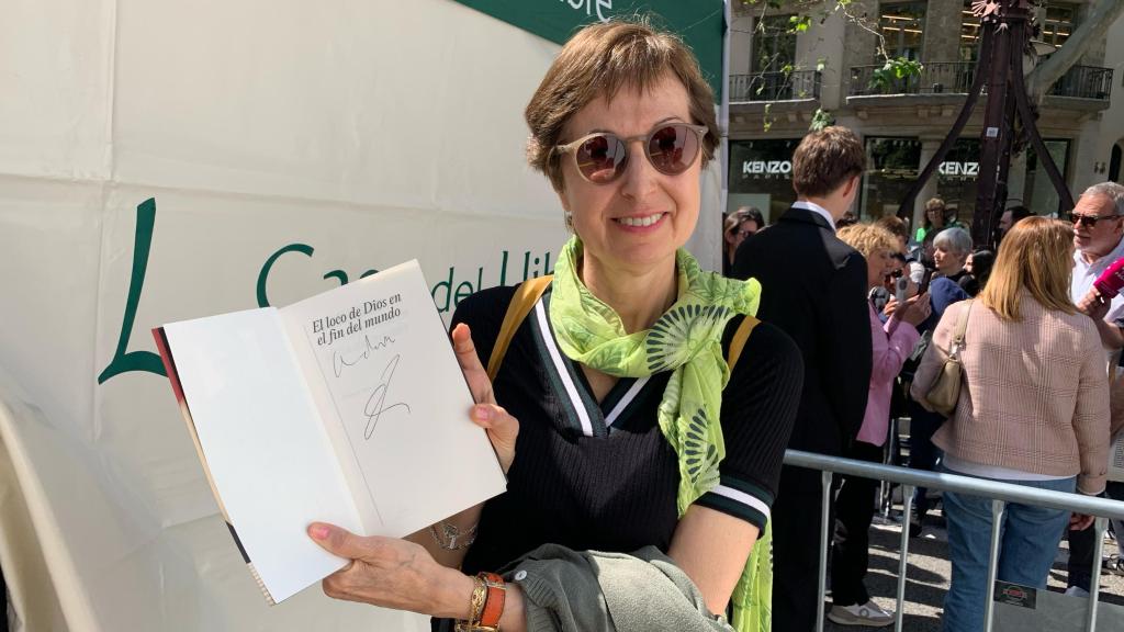 María del Mar posa con la firma de Javier Cercas tras conseguir que el escritor la atendiera