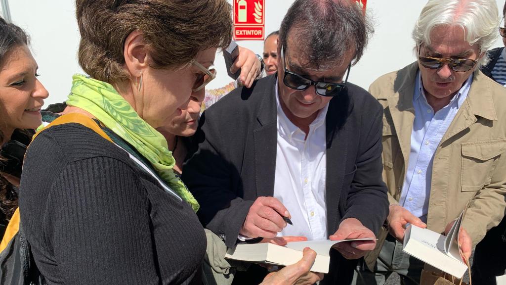 Javier Cercas firma 'El loco de Dios en el fin del mundo' a María del Mar, una de sus seguidoras