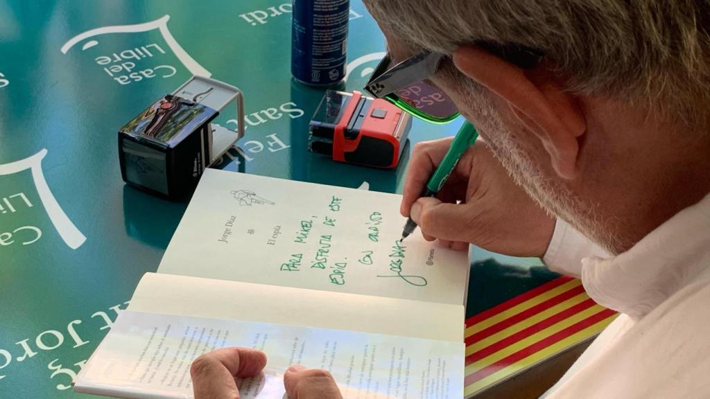 La firma de un libro de Jorge Díaz, integrante de Carmen Mola, con la errata en el nombre de un lector