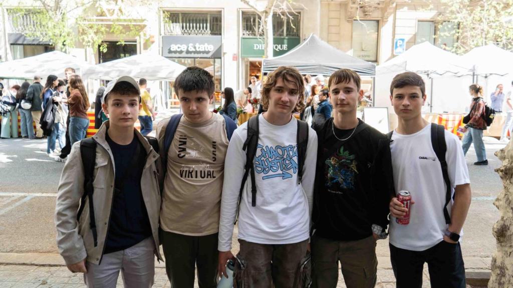 El grupo de estudiantes franceses disfrutaron de Sant Jordi durante un viaje educativo.
