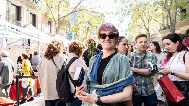Valentina llega desde Italia a Sant Jordi por primera vez para disfrutar de la literatura.