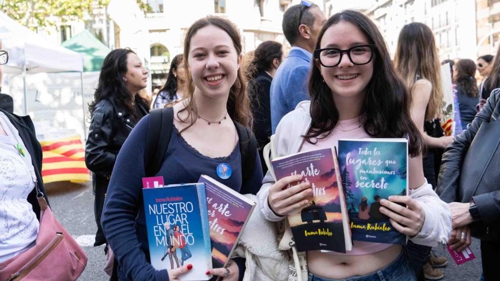 Irene García y Laura Paloma son dos jóvenes lectoras que hacen una cola para ver a su escritora favorita en su primer Sant Jordi barcelonés.