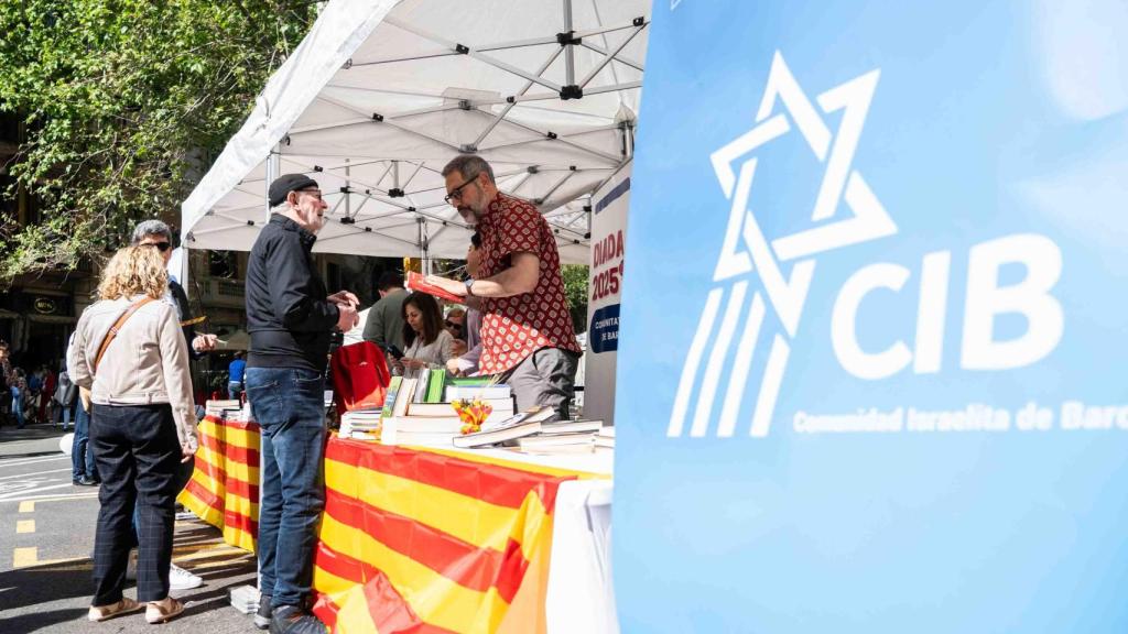 Postal de la primera parada de Sant Jordi de la comunidad judía en Barcelona
