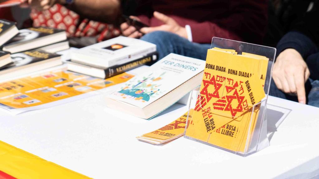 Puntos de libro diseñados por la comunidad judía, en primer plano