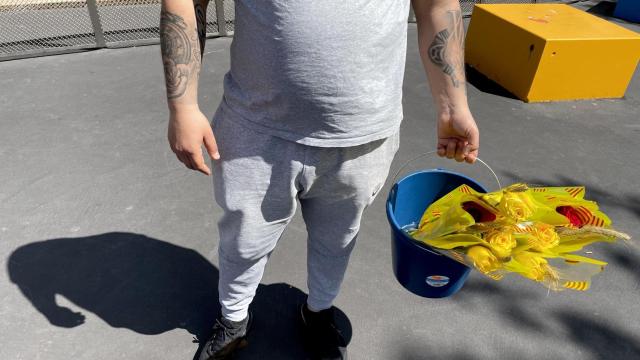 Jony sostene un cubo con rosas durante Sant Jordi