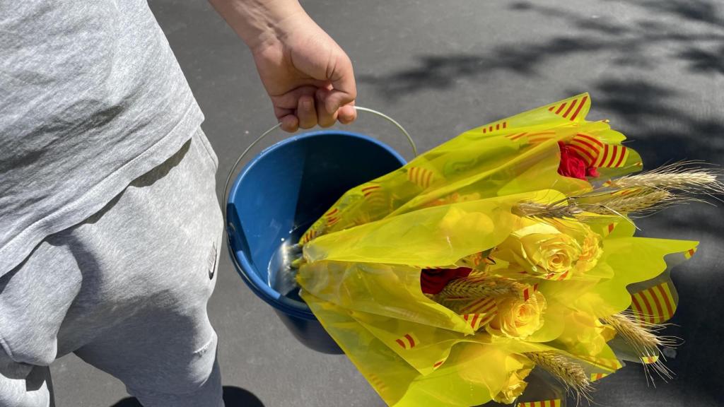 Jony, sosteniendo un cubo con las rosas para vender en Sant Jordi
