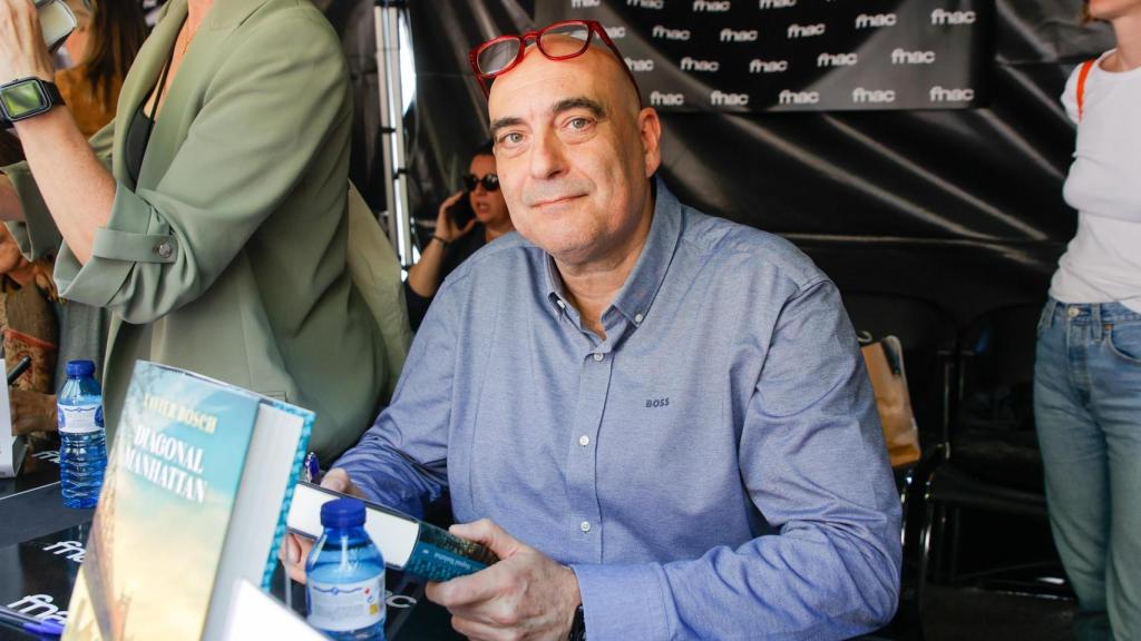El periodista y escritor Xavier Bosch, durante la firma de uno de sus ejemplares, en la Diada de San Jordi 2025