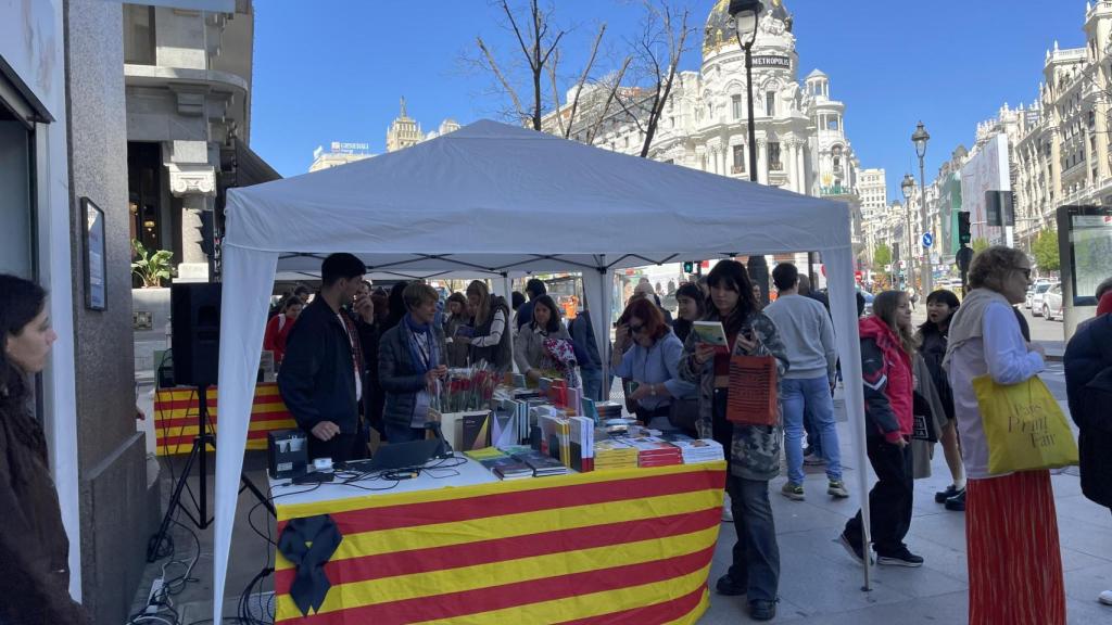 Punto de venta en el Centre Cultural-Llibreria Blanquerna, con el emblemático edifcio Metrópolis al fondo / CG