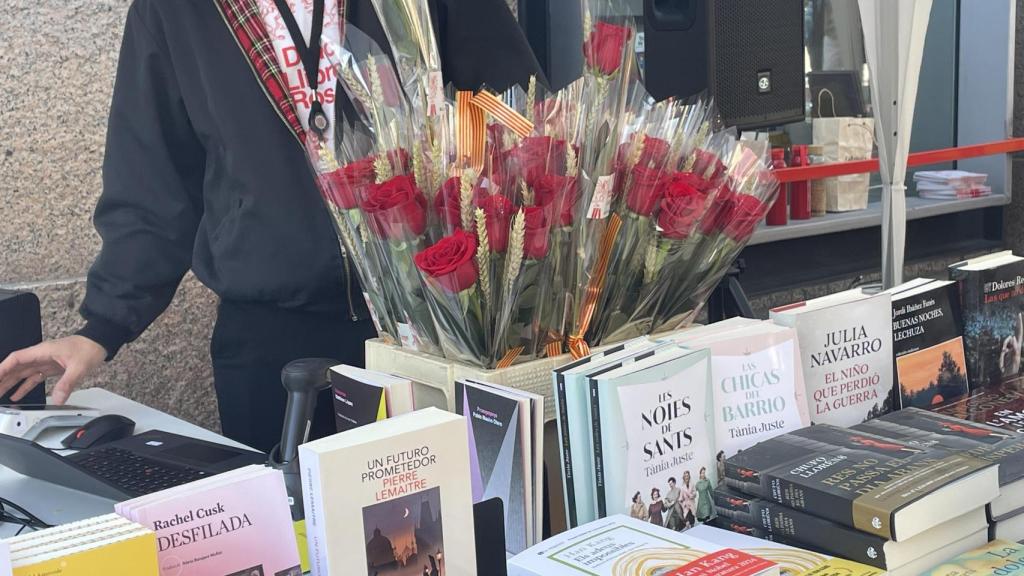 Rosas listas para acompañar libros el día de Sant Jordi en Madrid / CG