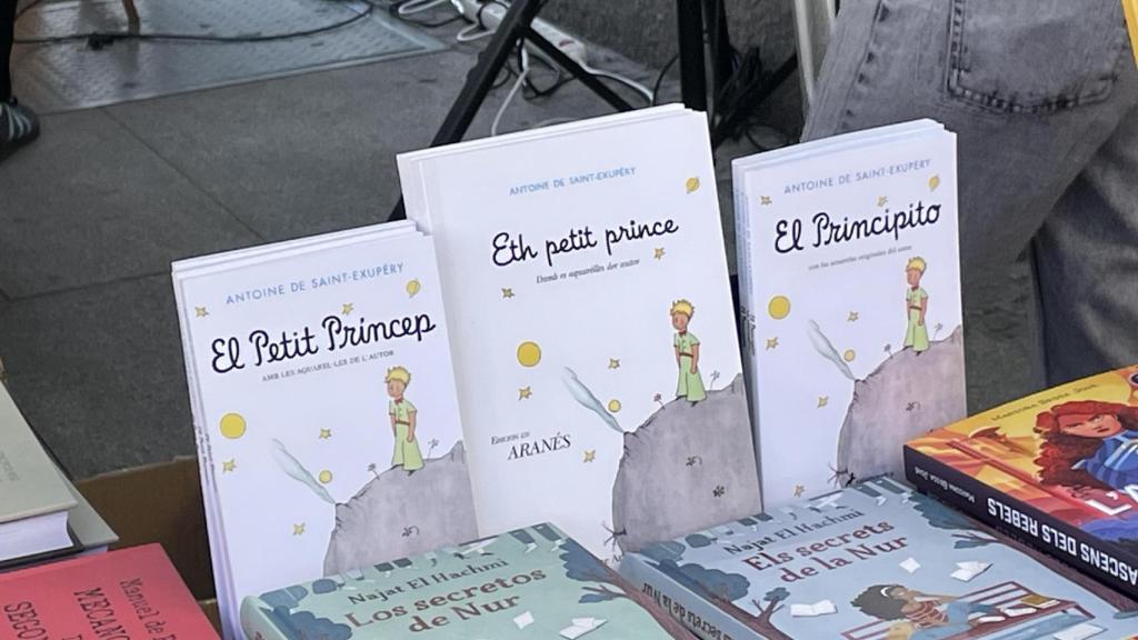 Ejemplares de 'El Principito' en sus versiones en catalán, aranés y castellano / CG