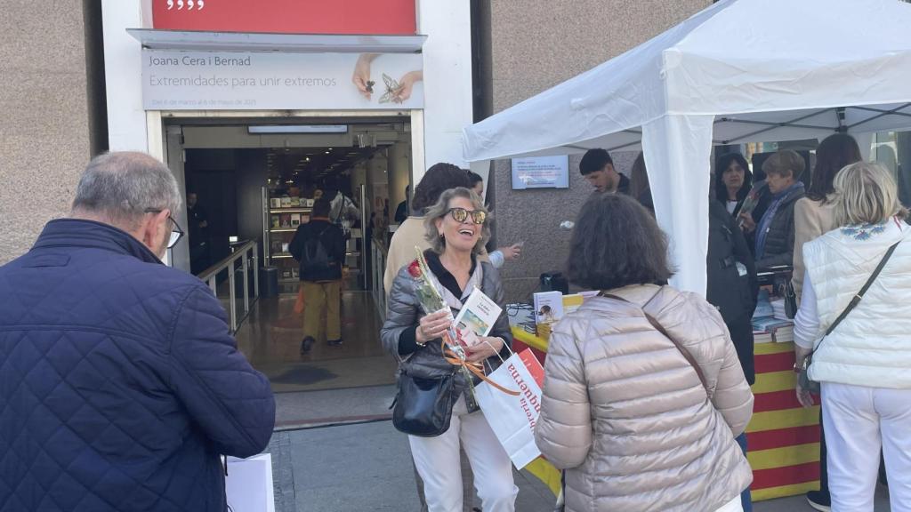 La fiesta de Sant Jordi ha hecho las delicias de los ciudadanos madrileños / CG