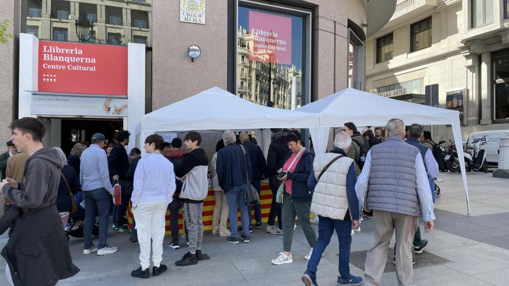 Varios ciudadanos se interesan por los ejemplares exhibidos en la Llibreria Blanquerna / CG