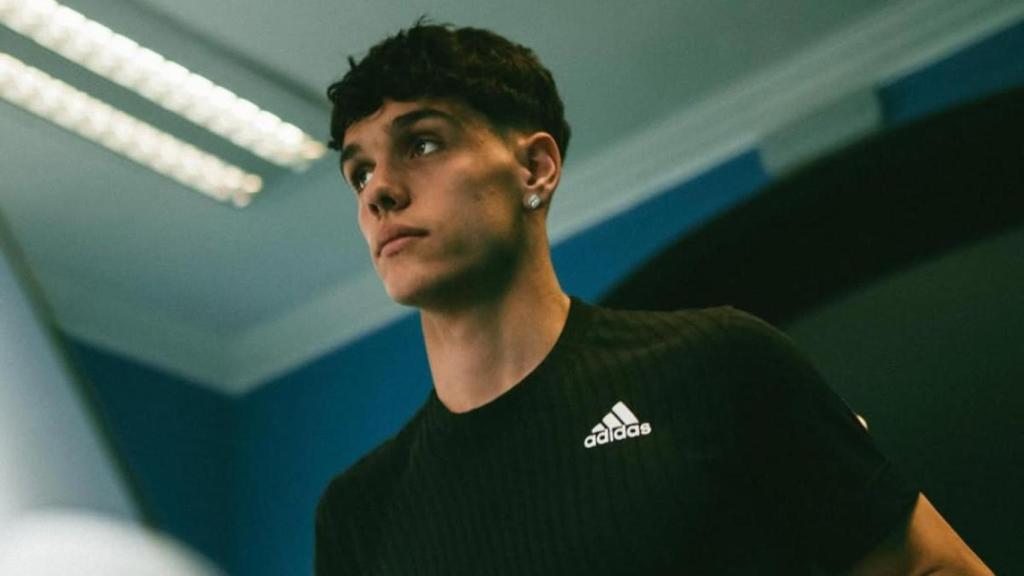 Héctor Fort se entrena con una camiseta de Adidas