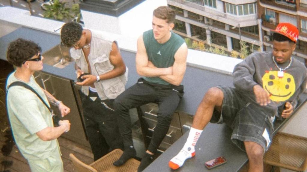 Héctor Fort, Lamine Yamal, Gavi y Ansu Fati, reunidos en una terraza