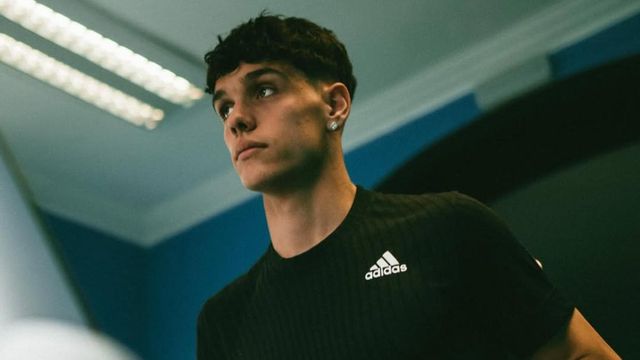 Héctor Fort se entrena con una camiseta de Adidas