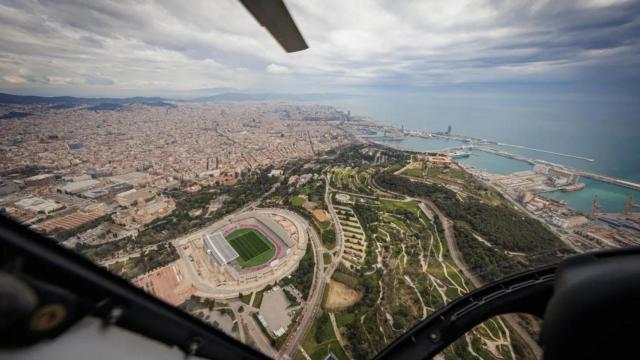El nuevo 'sky tour', el paseo en sobre helicóptero Montjuïc y las obras del Camp Nou, organizado por el Barça