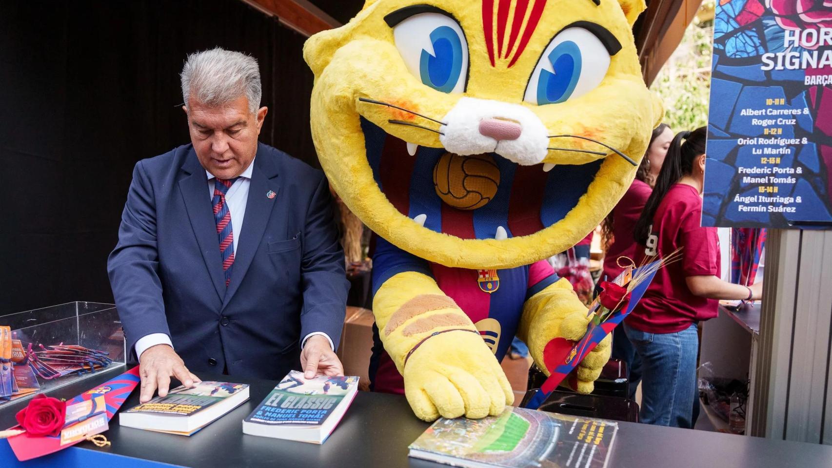 Joan Laporta, junto a Cat, la mascota del Barça, en el estand de Sant Jordi