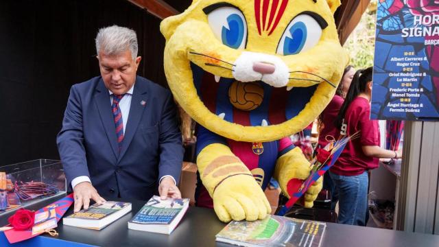 Joan Laporta, junto a Cat, la mascota del Barça, en el estand de Sant Jordi