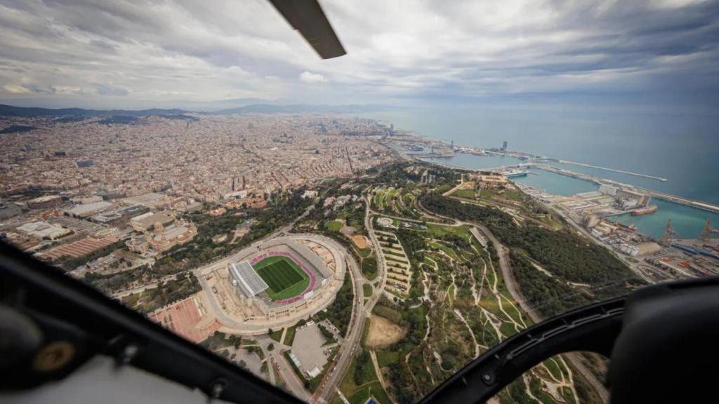 El nuevo 'sky tour', el paseo en sobre helicóptero Montjuïc y las obras del Camp Nou, organizado por el Barça