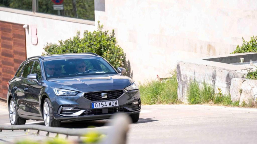 El expresidente Jordi Pujol saliendo del tanatorio de Sant Gervasi en coche