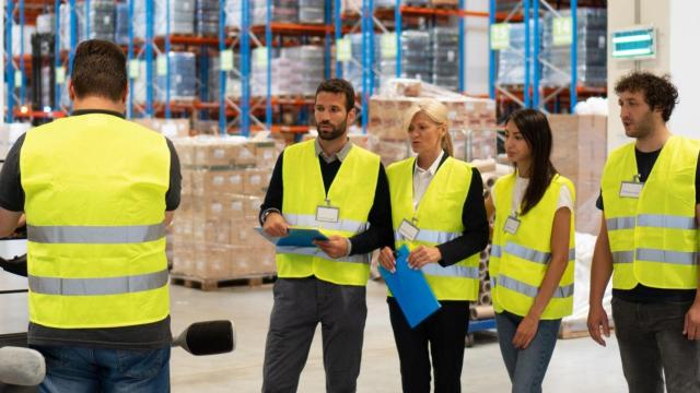 Operarios en un almacén