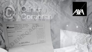 Un montaje con la Clínica Corachán, el logotipo de AXA y el documento oficial de una denegación de tarjeta
