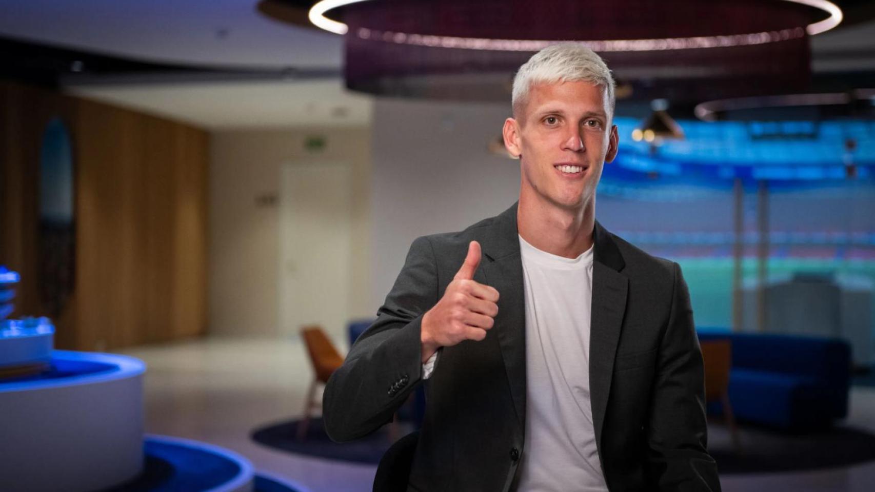Dani Olmo levanta el pulgar, después de firmar su contrato como nuevo jugador del Barça