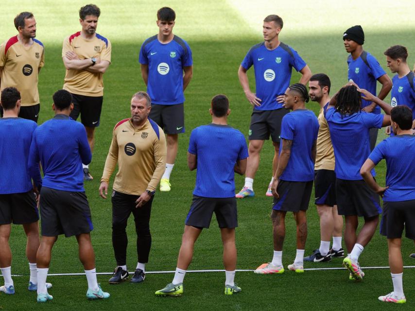 Hansi Flick, con los jugadores del Barça en el entrenamiento previo a la final de la Copa del Rey