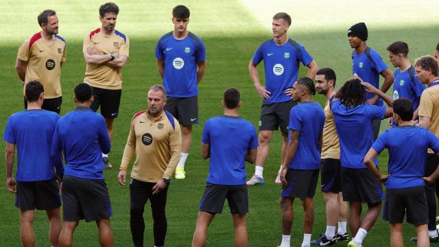 Hansi Flick, con los jugadores del Barça en el entrenamiento previo a la final de la Copa del Rey