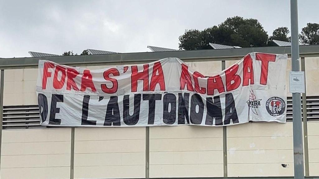 Pancarta contra S'ha Acabat en el campus de la UAB