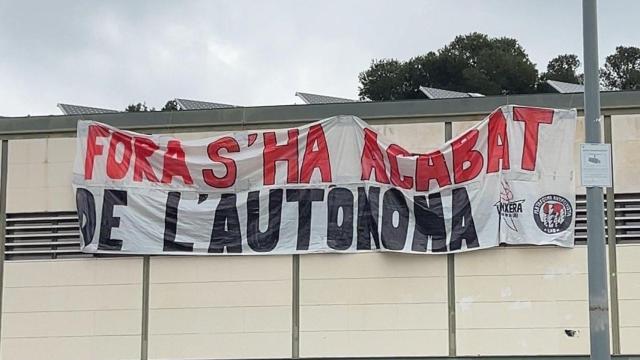 Pancarta contra S'ha Acabat en el campus de la UAB