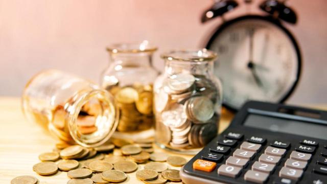 Calculadora, dinero y reloj