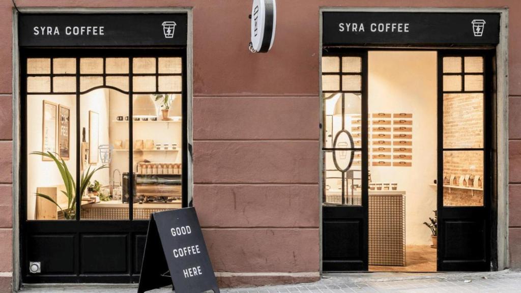 Exterior de un local de Syra Coffee