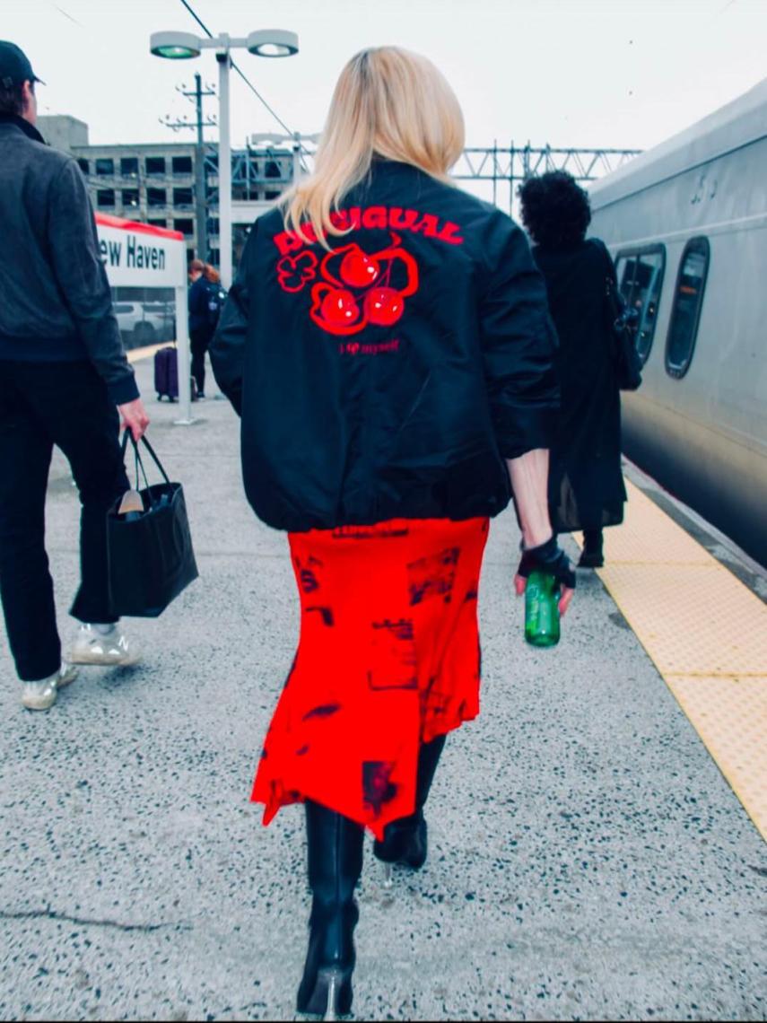 Madonna luce look de Desigual