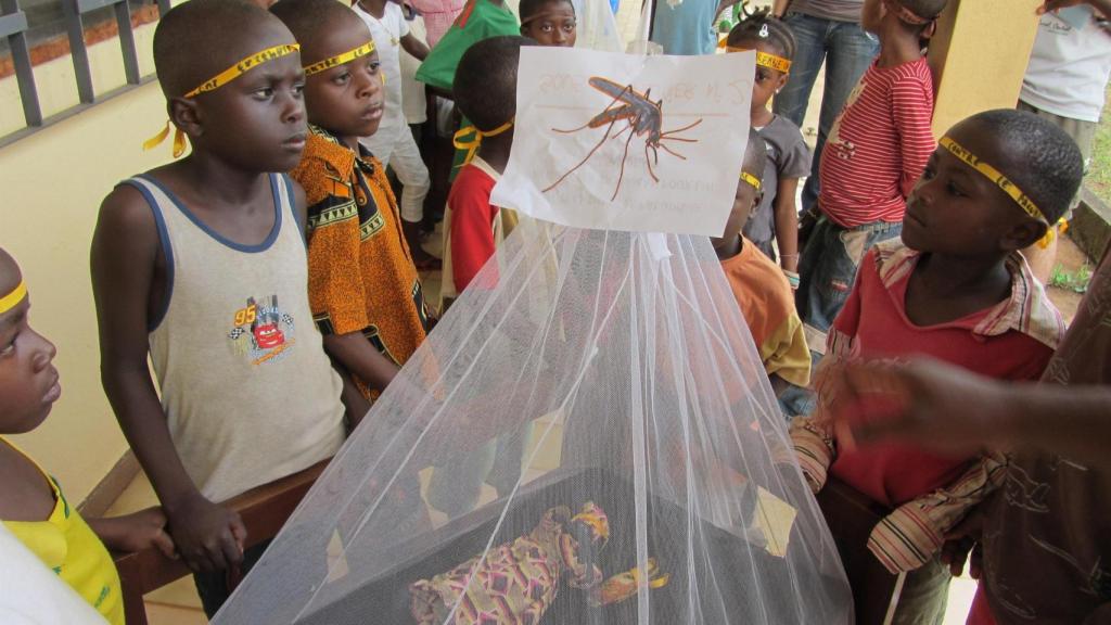 La Fundación Recover ha acompañado colegios en Camerún para aprender a identificar de forma precoz casos de malaria entre los alumnos