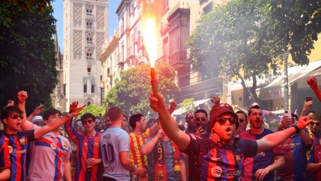 Aficionados del Barça encienden bengalas en Sevilla