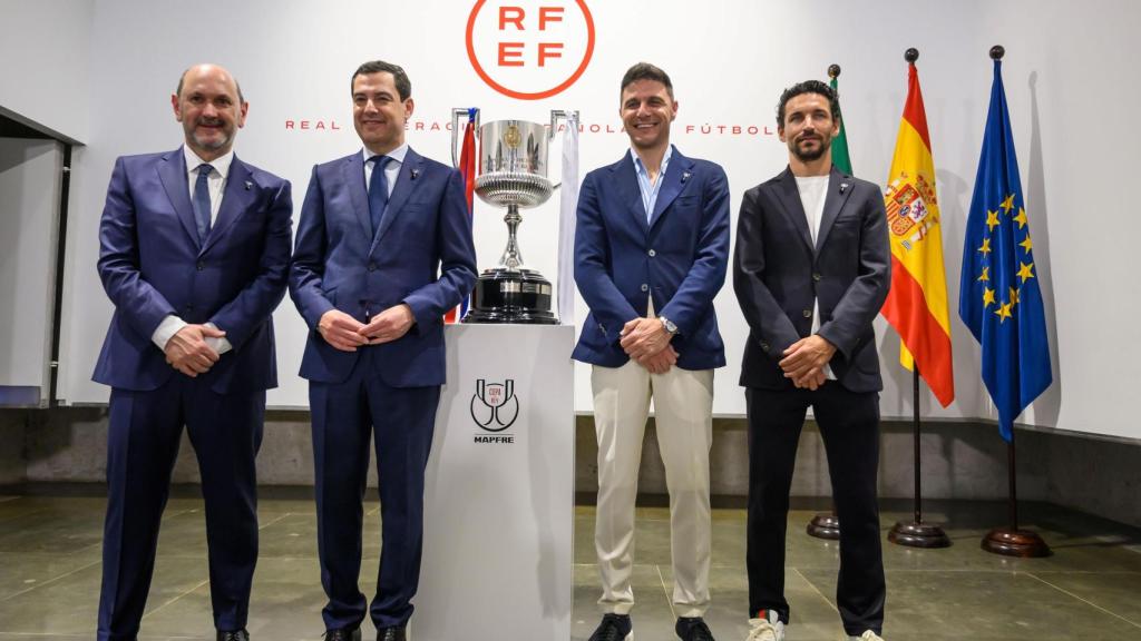 Rafael Louzán, Juanma Moreno, Jesús Navas y Joaquín Sánchez posan con el trofeo de la Copa del Rey en Sevilla